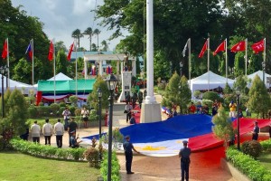 Flag ‘rallies Filipinos to confidently forge into the future’ 